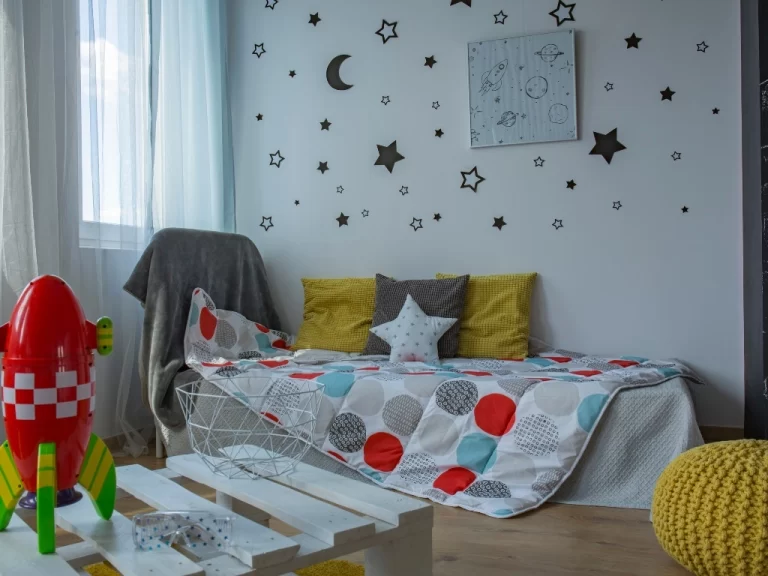 Quarto infantil com decoração temática