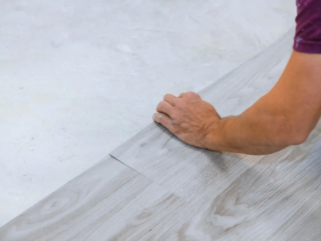 Qual rodapé usar com piso laminado? Guia de combinações 1 02 - Qual rodapé usar com piso laminado