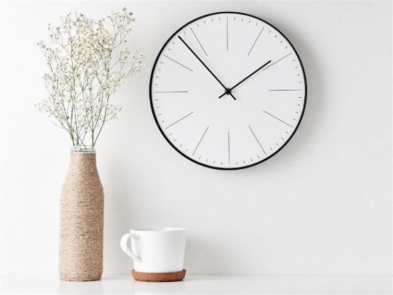 Imagem de um ambiente decorado com poucos itens