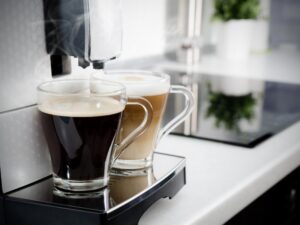 imagem de uma cafeteira com duas xícaras de café fresco