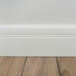 Imagem em destaque do canto de um cômodo com rodapé instalado