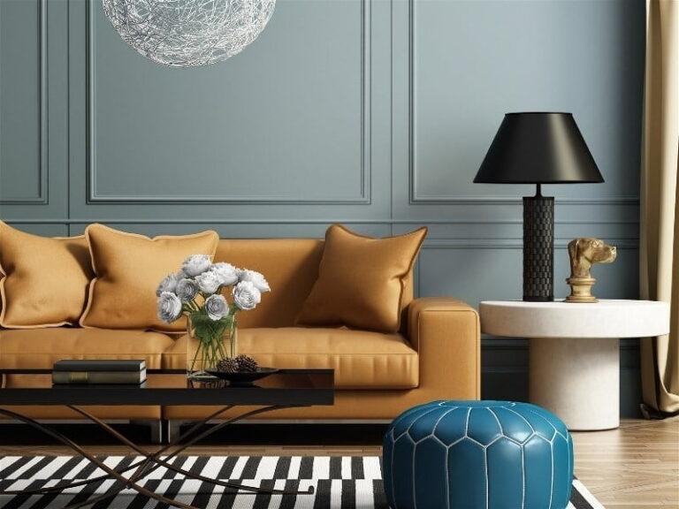Imagem de uma sala de estar decorada com moldura de parede