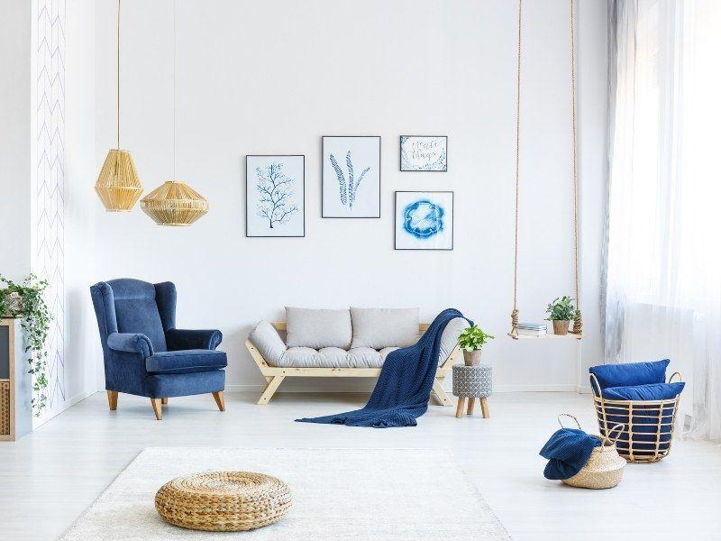 Sala de estar com decoração na tonalidade branca e azul