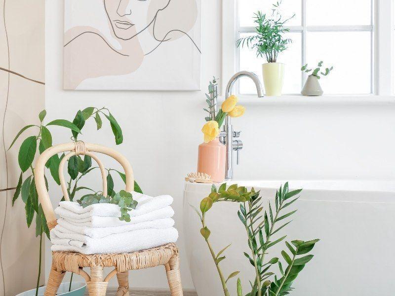 Imagem de um banheiro decorado com plantas
