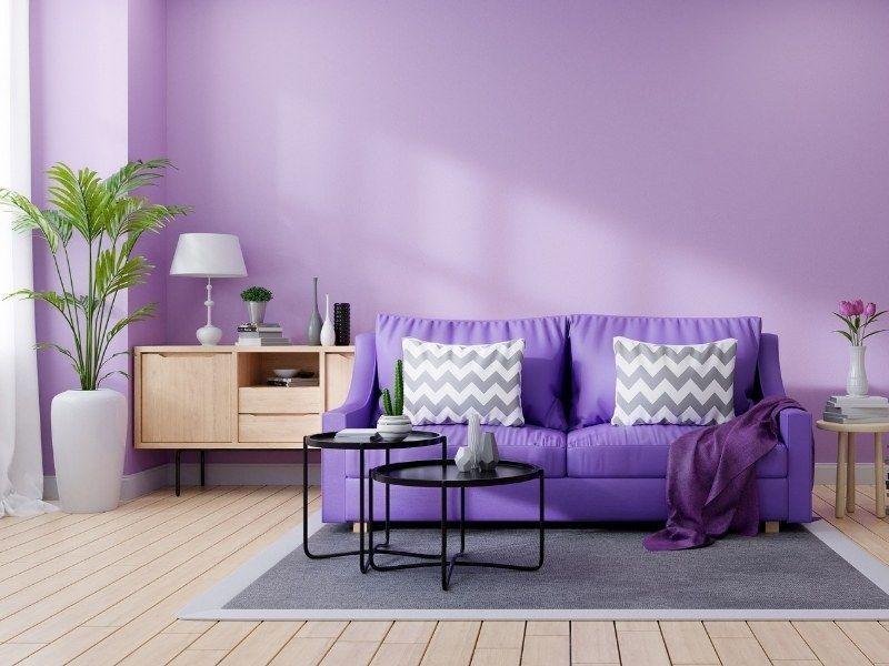 Imagem de sala de estar com decoração roxa