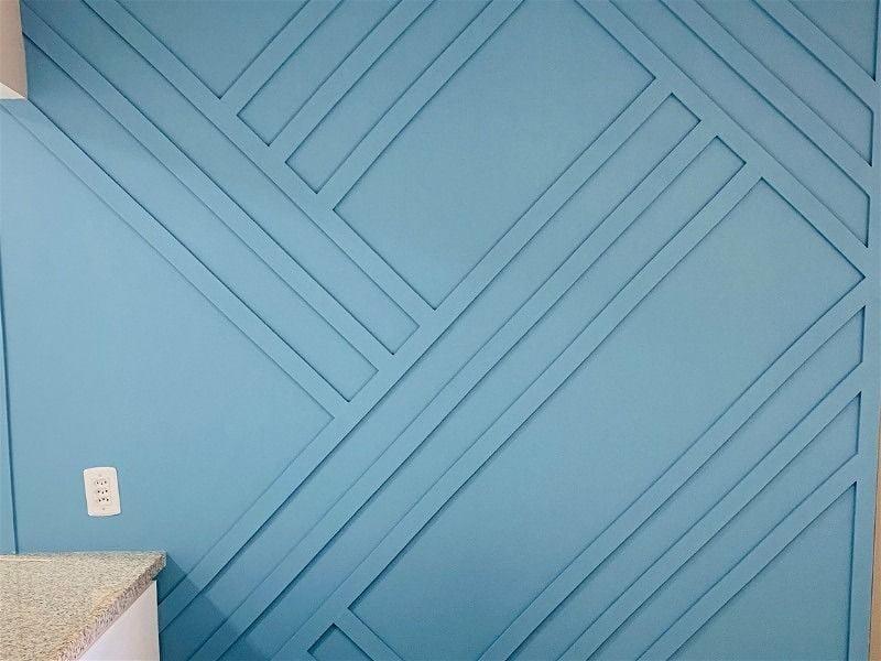 Imagem de uma parede decorada com painel ripado na cor azul