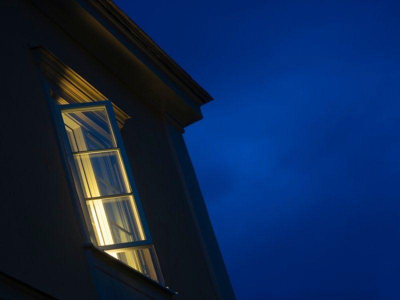 Imagem de uma janela aberta durante o período noturno