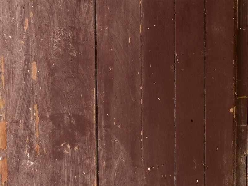 Imagem em destaque de uma porta de madeira na cor marrom