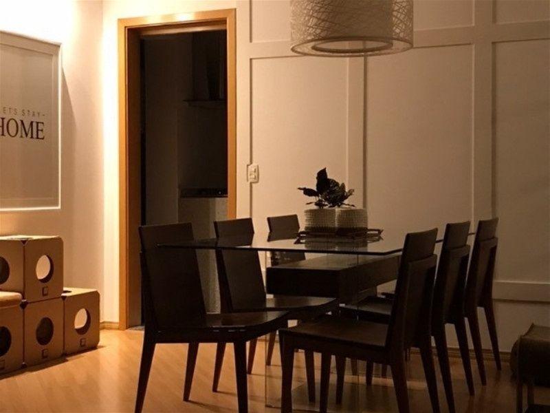 Imagem de uma sala de jantar com paineis ripados na parede