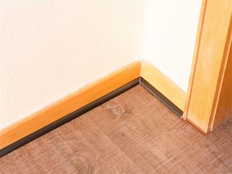 Imagem da cantoneira de uma sala com rodapé