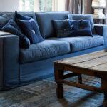 Imagem de ambiente interno decorado com elementos na cor azul petróleo