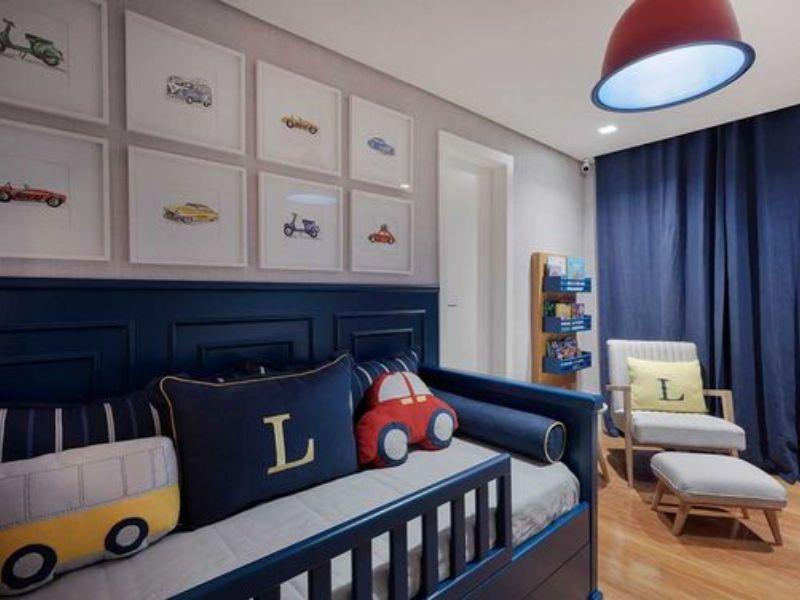 Imagem de quarto infantil decorado nas cores bege, off white e azul petróleo
