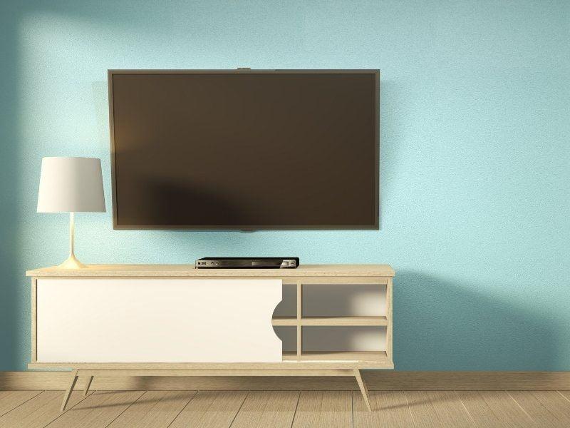 Ambiente interno com TV e parede colorida