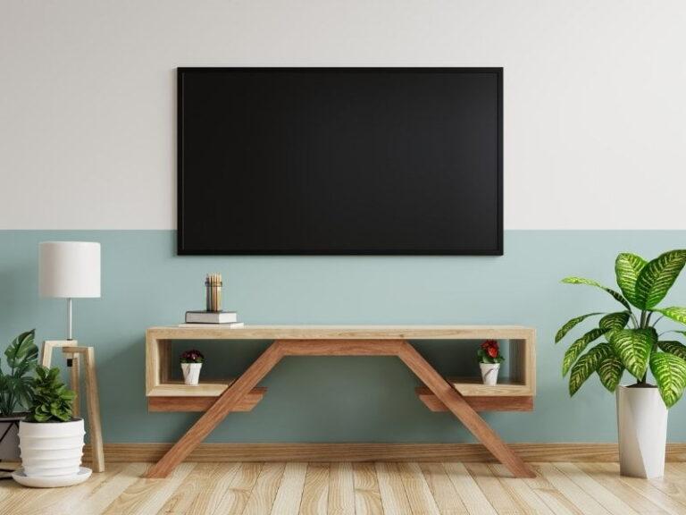 Imagem de ambiente interno com TV na parede