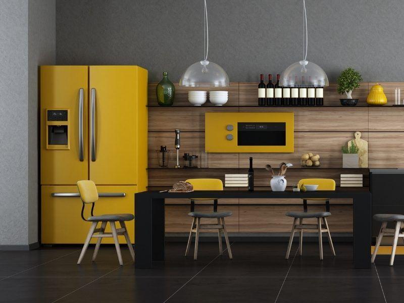 Imagem de uma cozinha decorada com elementos na cor amarela