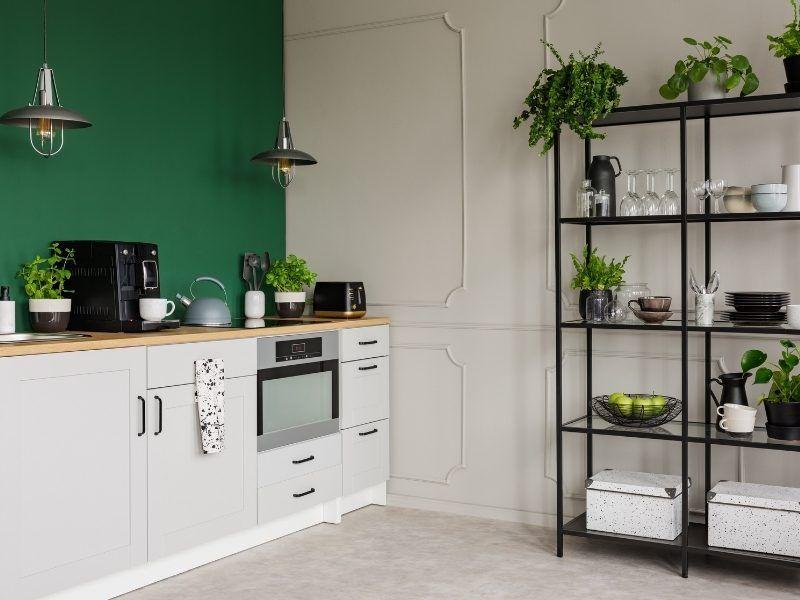 Cozinha decorada com elementos nas cores cinza e verde
