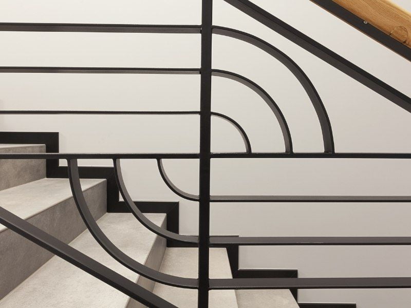 Imagem de escadaria residencial decorada com elementos modernos