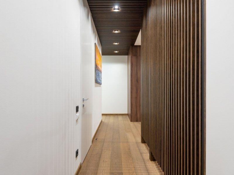Imagem de um corredor estreito decorado