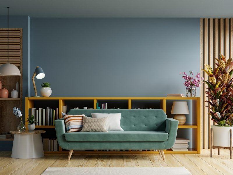 Sala de estar decorada com parede na cor azul 