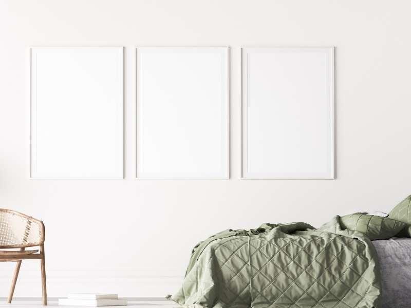 Imagem de um quarto decorado com cores neutras, no estilo boho