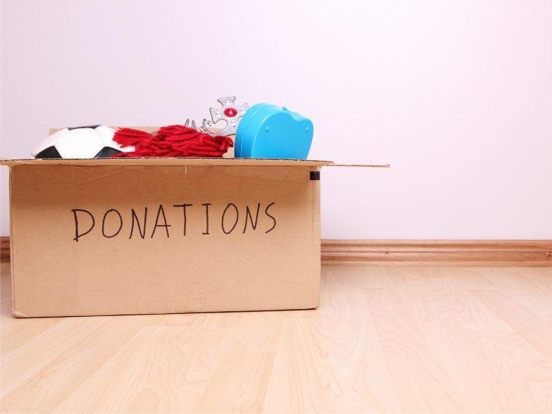 Imagem de uma caixa com itens para doação