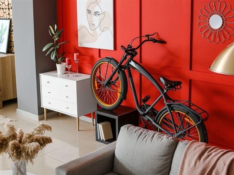 Imagem de uma sala de estar com uma bicicleta fazendo parte da decoração