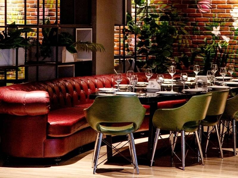 Imagem de uma mesa de restaurante decorada com elementos vermelhos