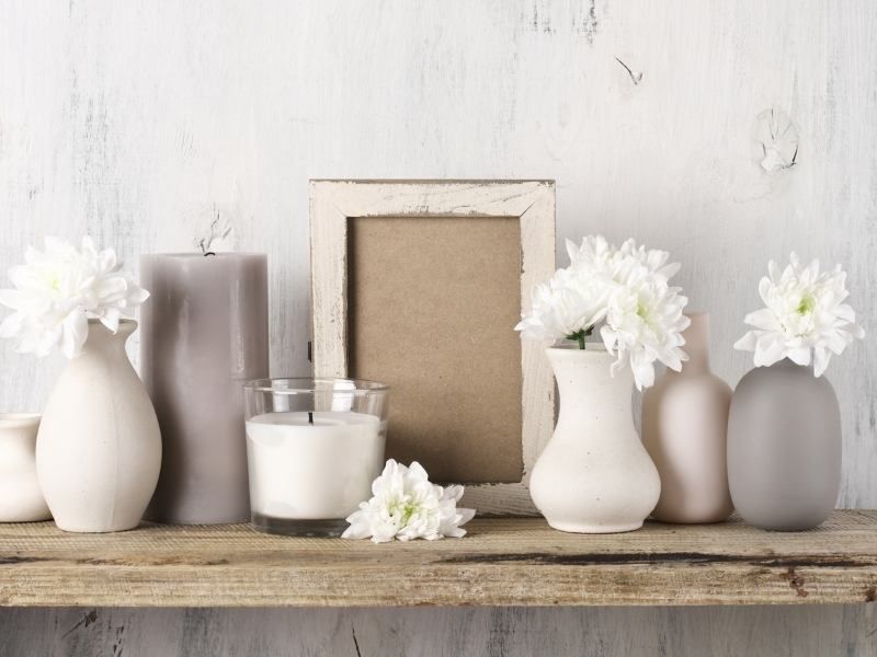 Itens de decoração vasos de flor em cores neutras