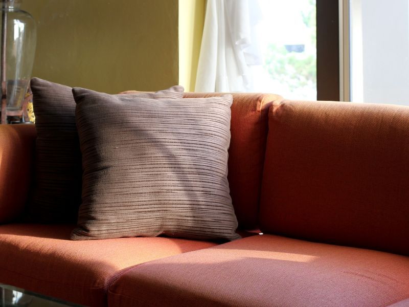 Imagem de sofá com tonalidades vermelhas
