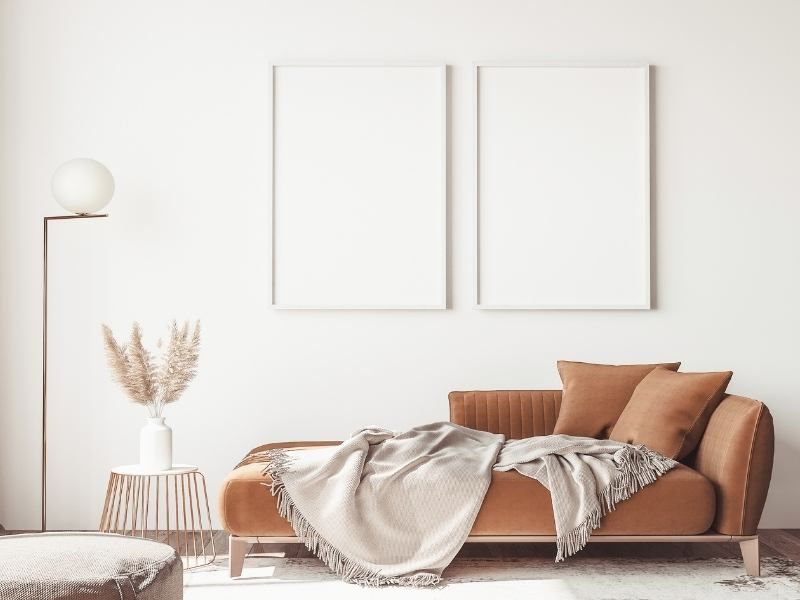 Imagem de sala de estar decorada com parede branco sofá e mesa de canto em cores neutras