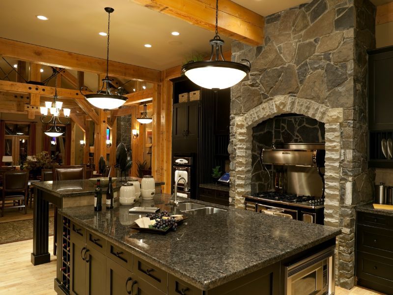 Imagem de cozinha decorada com revestimentos de pedra