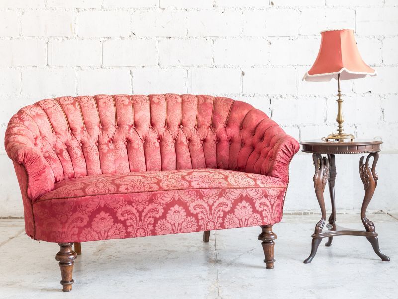 Imagem de uma sala de estar decorada com elementos em tonalidades rosa