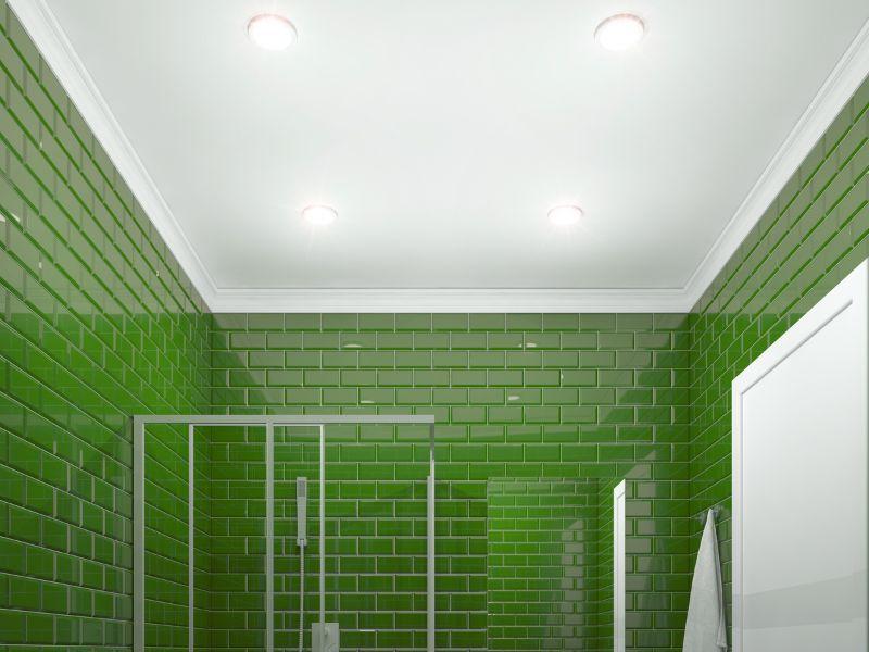 Imagem de banheiro com teto com acabamento na cor branca