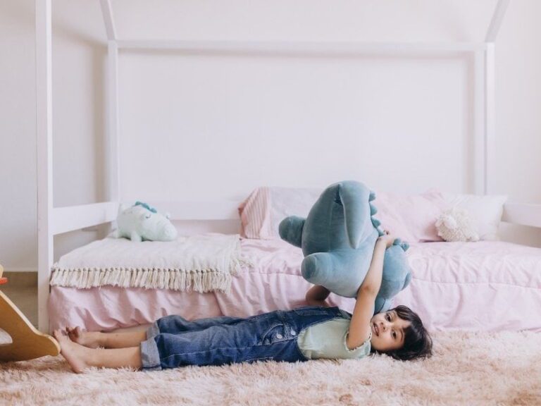 Criança brincando no quarto