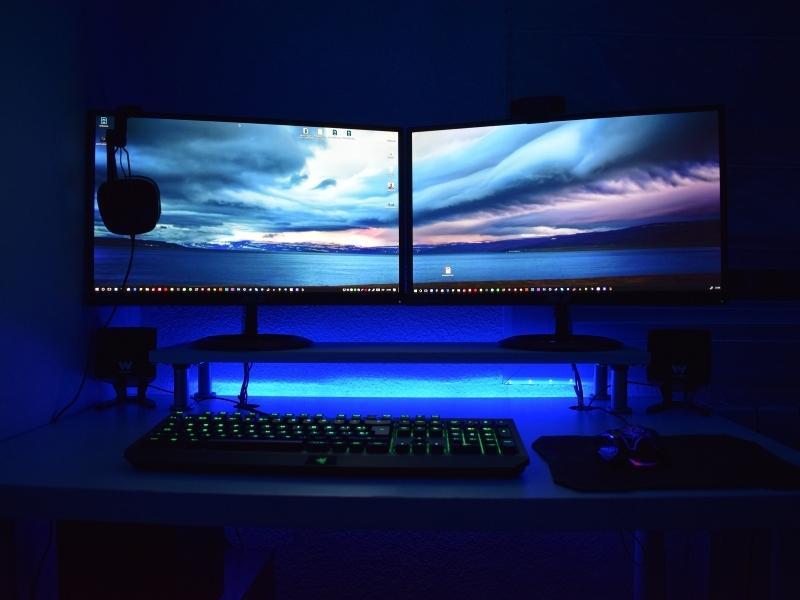 setup gamer com dois monitores