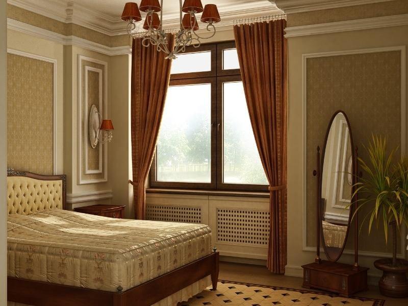 quarto clássico com cama, espelho oval, planta e cortinas