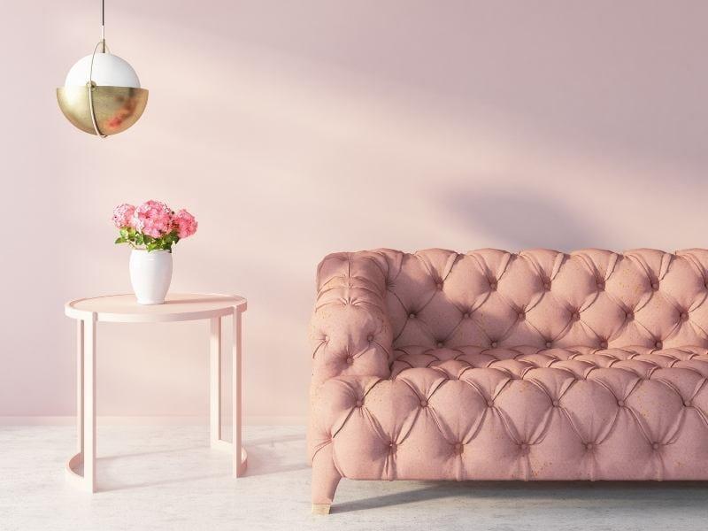 Sala de estar decorada na cor rosa