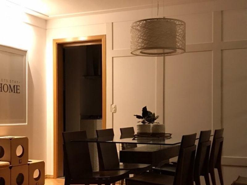 Painel ripado autocolante dividindo ambientes conjugados na sala