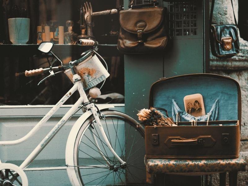 loja de brechó com bicicleta, bolsas e vasos