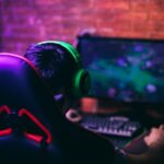 menino sentado na cadeira mexendo no computador