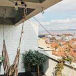 varanda com vasos de plantas e rede