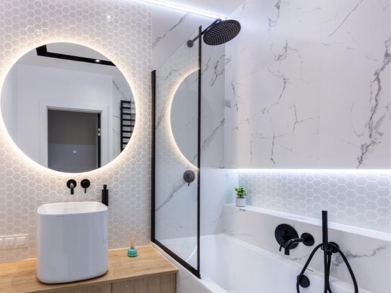 banheiro elaborado com revestimento de mármore