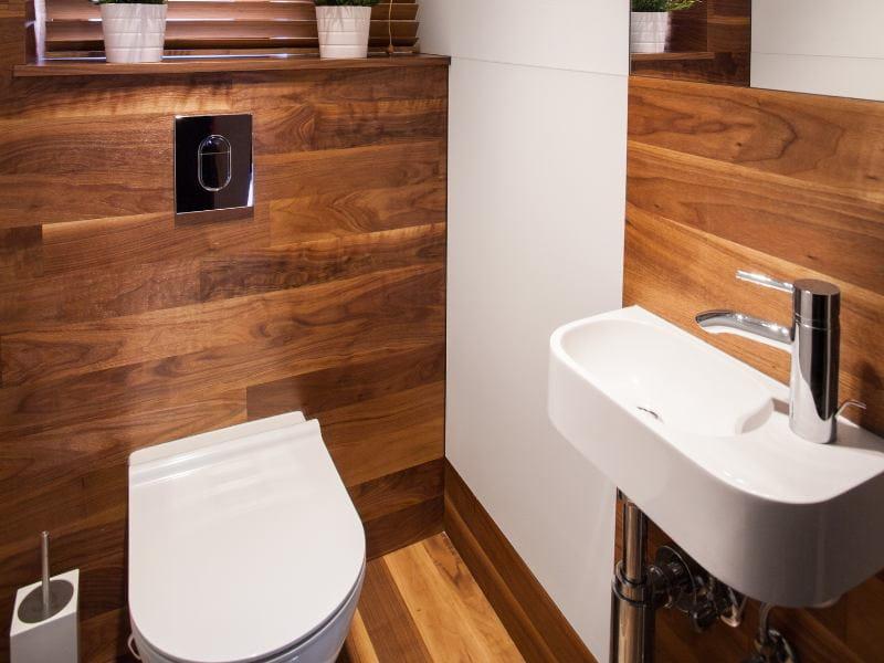 banheiro elaborado com madeira
