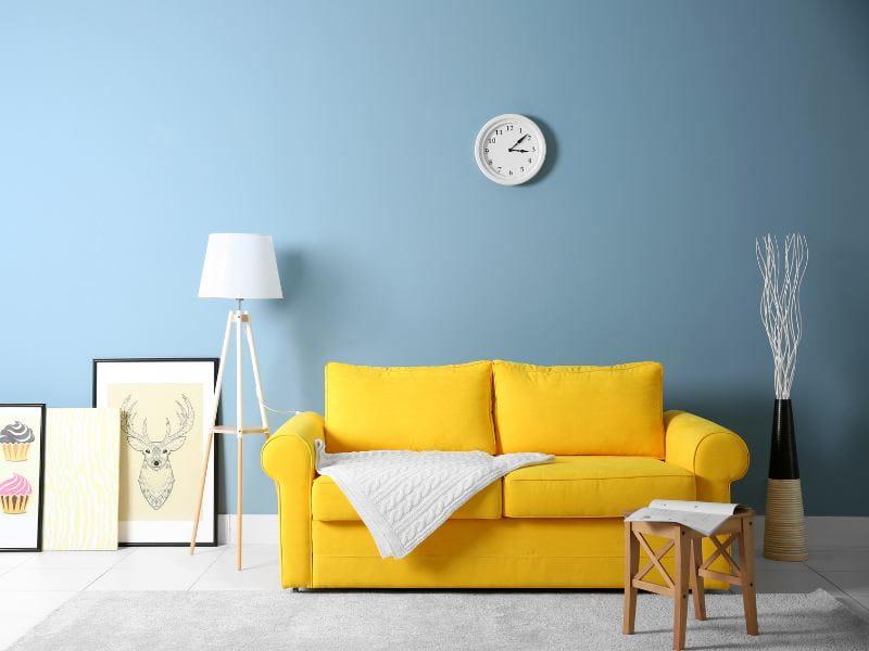 sala elaborada com sofá amarelo