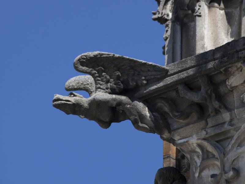 escultura gárgula em uma igreja gótica