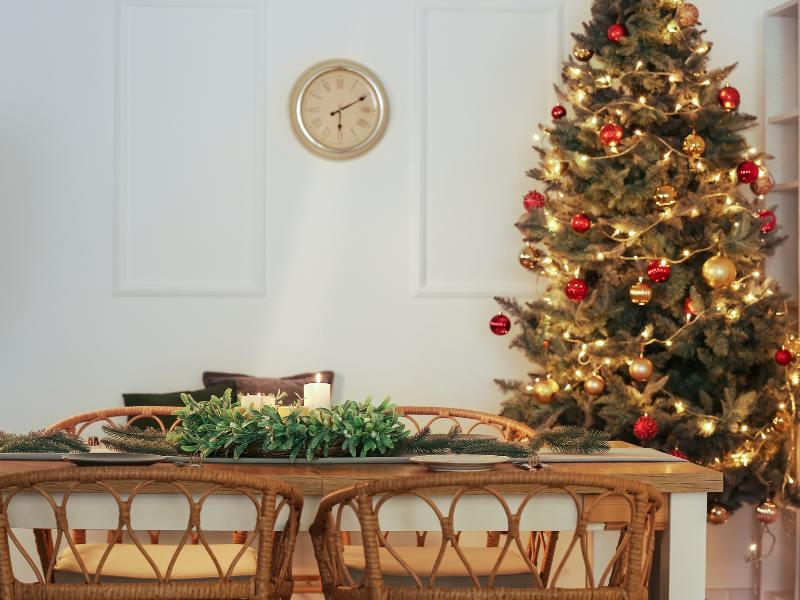 mesa e árvore de natal decoradas