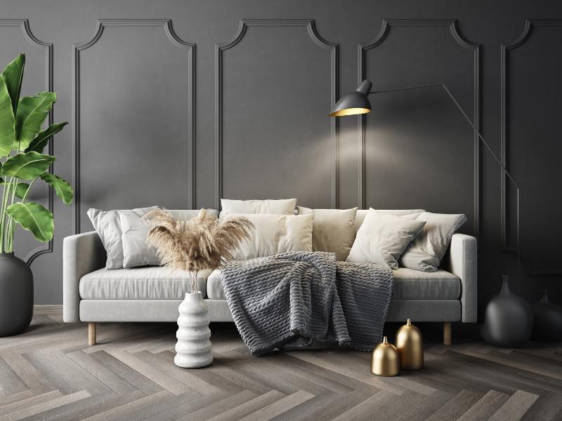 sala com parede cinza, sofa branco, almofadas claras e vaso cinza
