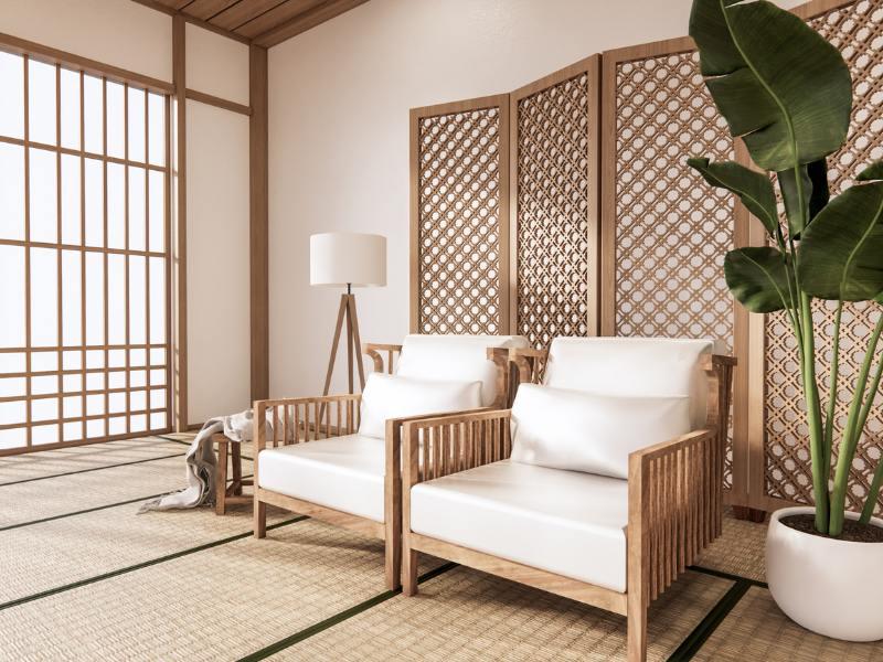 casa ornamentada no estilo asiático, com cores neutras, moveis de madeira e plantas