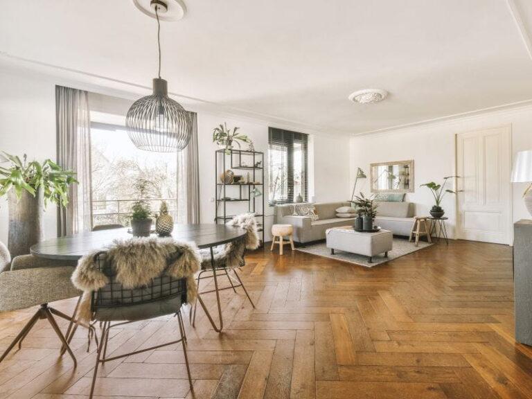 sala decorada e iluminada