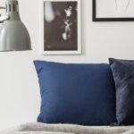 Meu Rodapé 122 imagem de uma almofada e um quadro